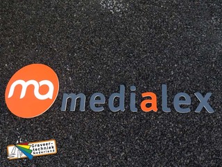 Letters of logo, folie in uw kleur geplakt op wit kunststof materiaal